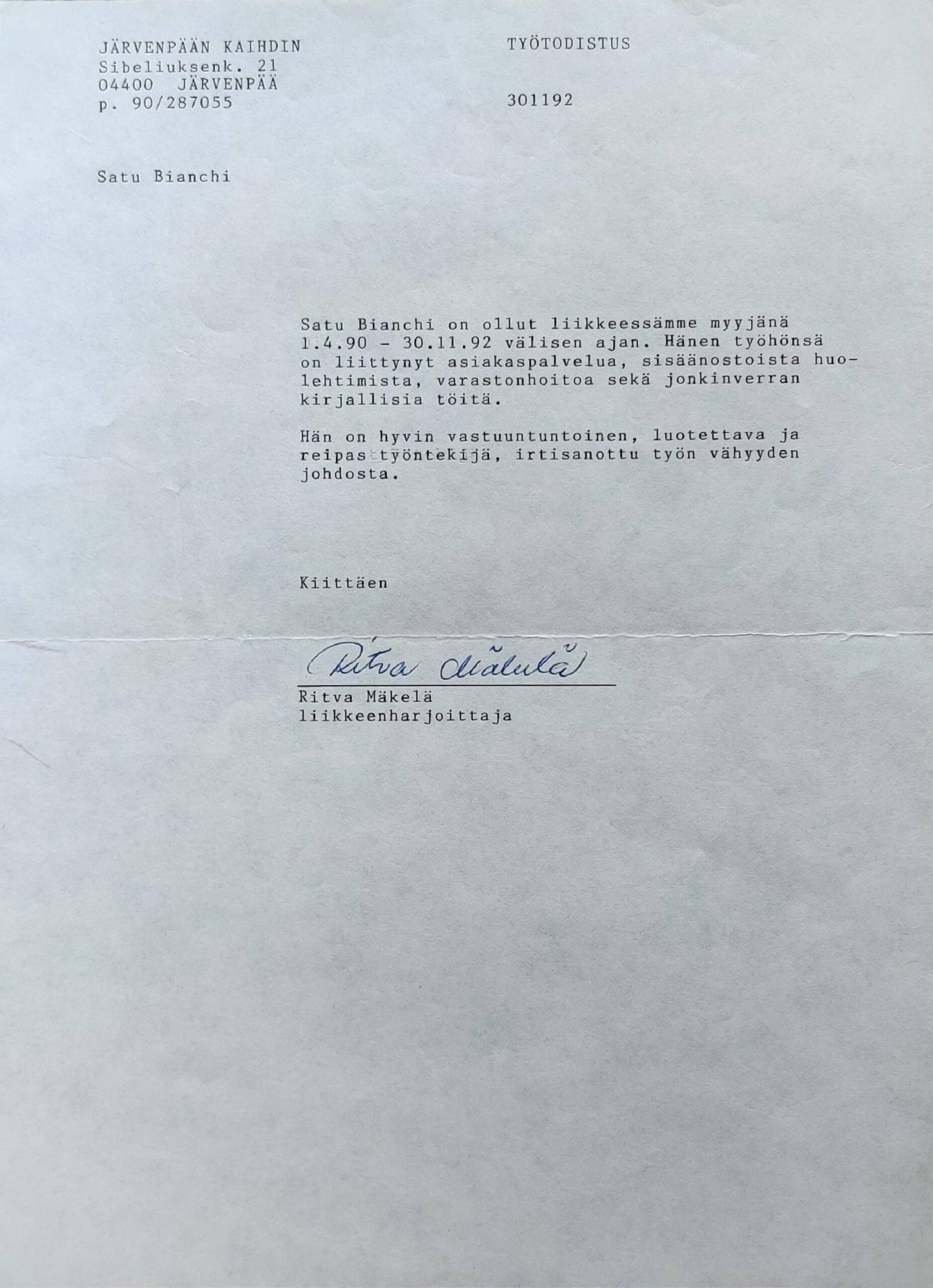 Certificato di lavoro di Satu Bianchi presso Järvenpään Kaihdin (1990-1992), che attesta la sua prima fondamentale esperienza di due anni e mezzo come commessa.