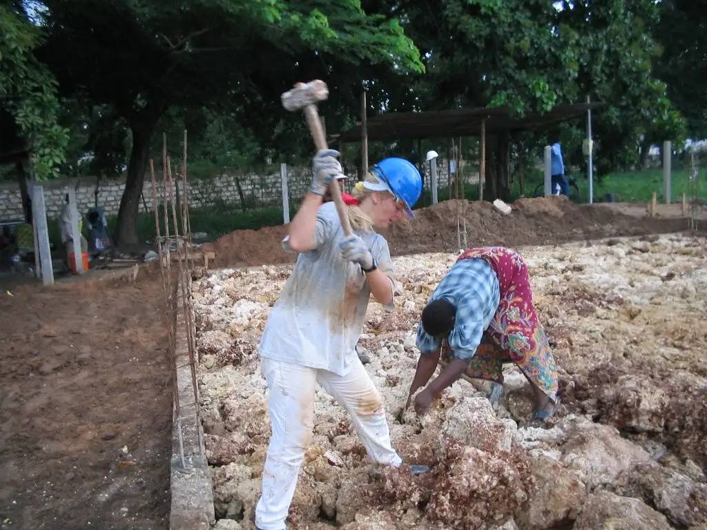 Satu Bianchi partecipa attivamente a lavori manuali per la comunità, evidenziando la sua etica del lavoro e la sua abilità nel problem-solving pratico.