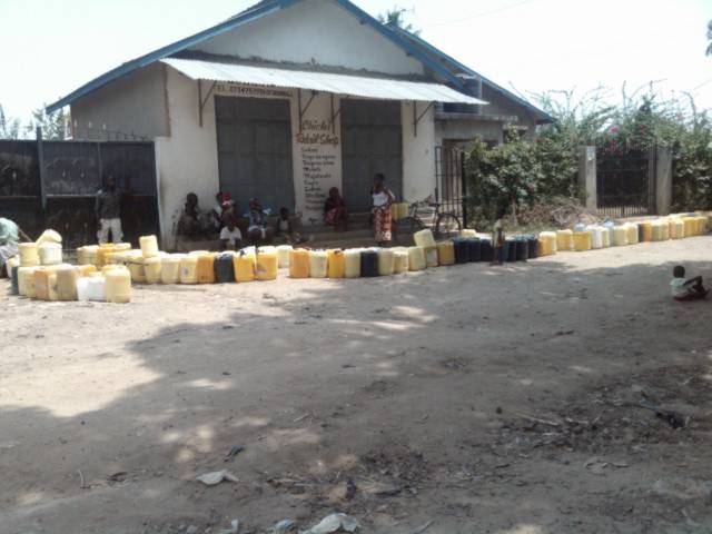 Scena di vita quotidiana a Bamburi che documenta le sfide affrontate da Satu Bianchi durante i suoi 18 anni di servizio in Kenya.