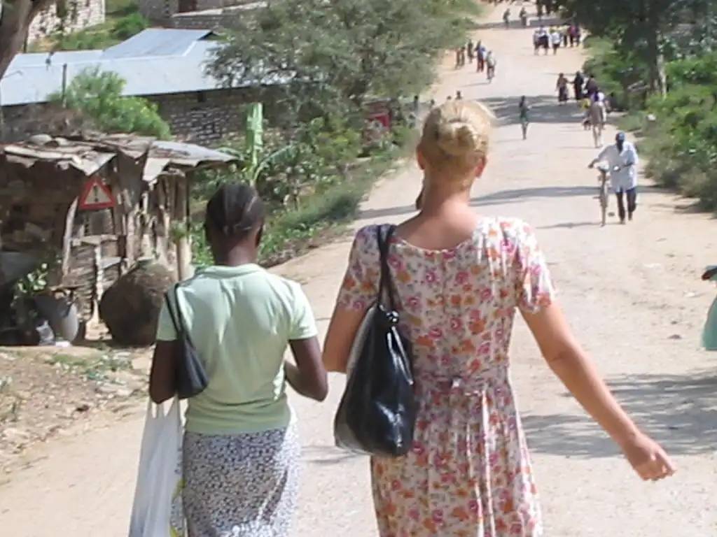 Satu Bianchi si integra camminando con le donne del posto in Kenya, un'immagine che esprime la sua profonda comprensione interculturale.