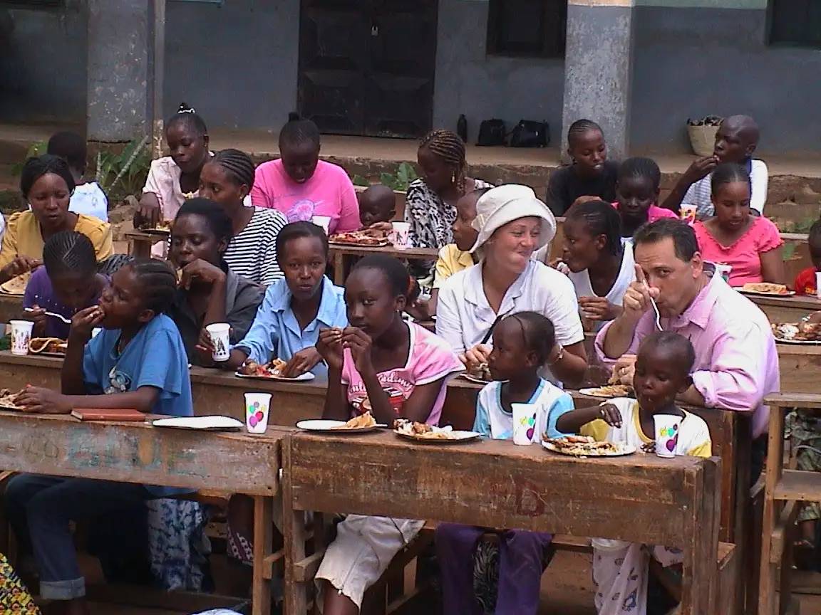 Satu Bianchi supervisiona un pasto per i bambini in Kenya, mostrando la sua attenzione e capacità di gestire le necessità di un gruppo.