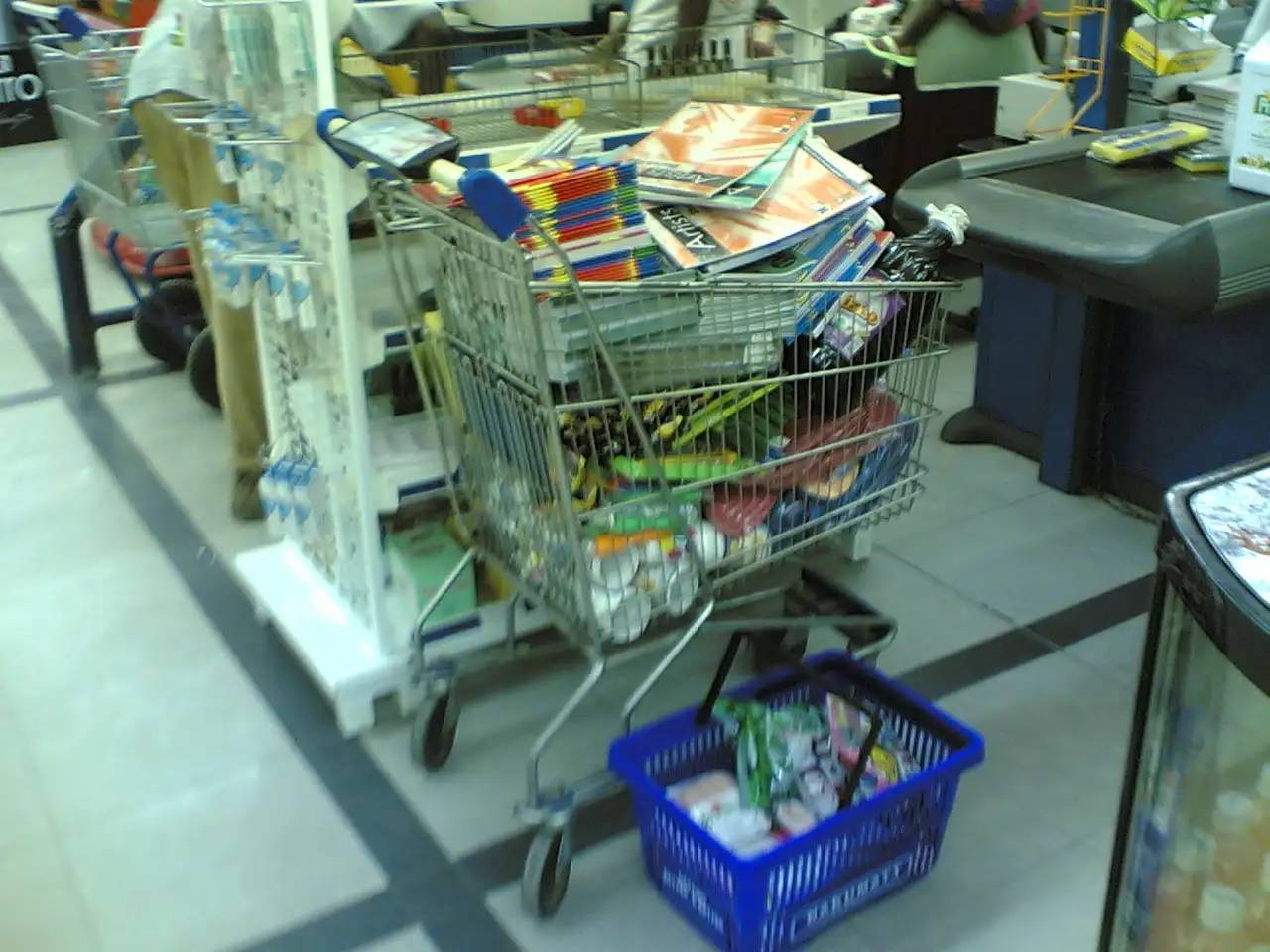 Un carrello pieno di materiale raccolto da Satu Bianchi, esempio della sua intraprendenza e della sua abilità nel reperire e organizzare risorse.