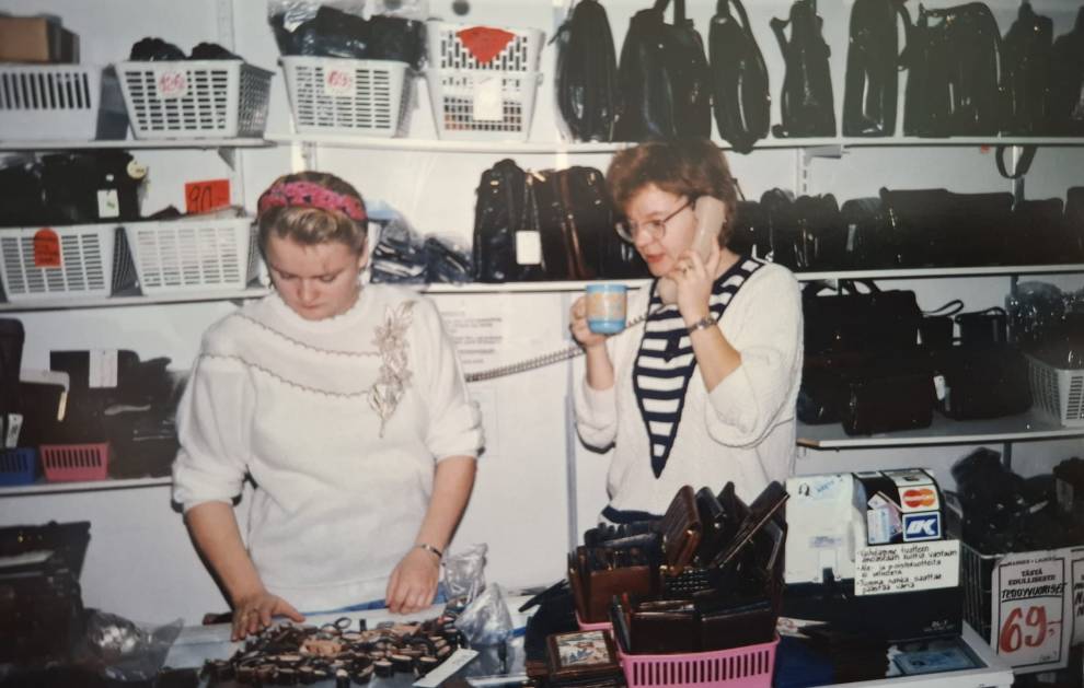 Satu Bianchi con le sue colleghe in un negozio in Finlandia nel 1990, evidenziando la sua precoce esperienza nel settore della vendita.