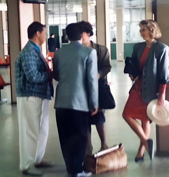 Roberto saluta Satu all'aeroporto di Rimini nel 1988 e le fa la sorpresa sdi lasciarle una audicassetta nella borsa da viaggio