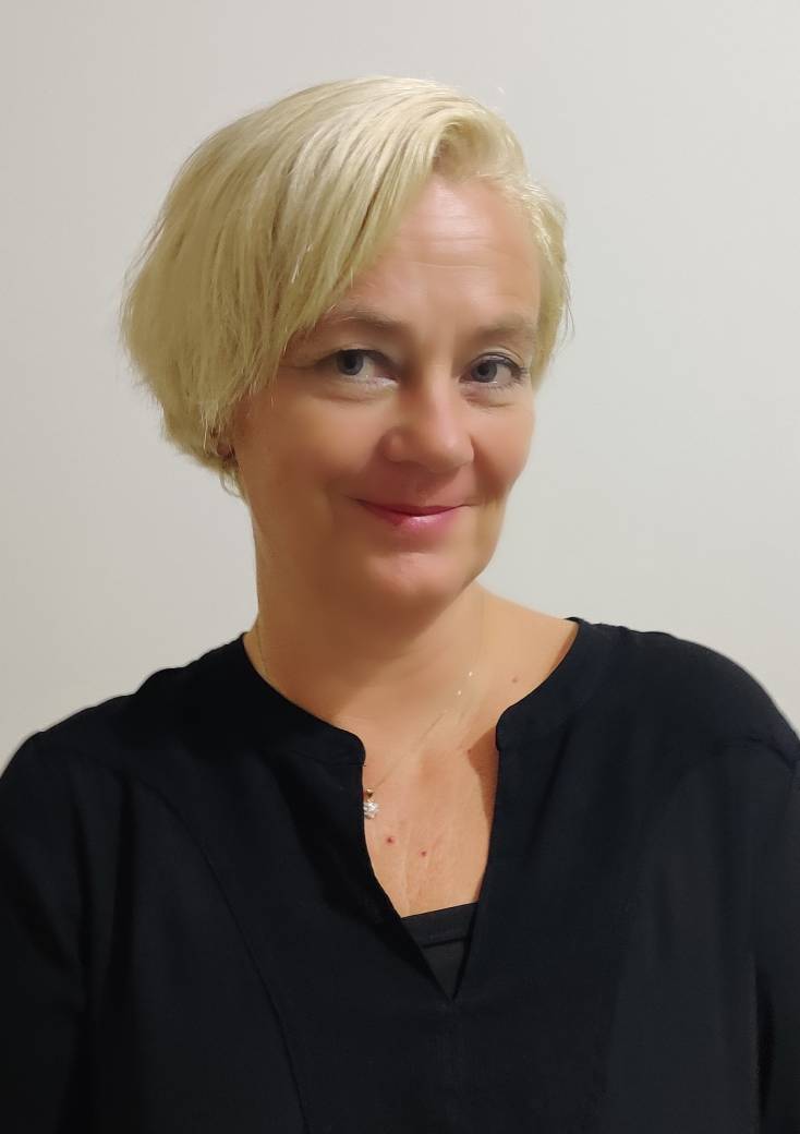 Ritratto professionale di Satu Bianchi, candidata esperta per ruoli di commessa e receptionist a Rimini.