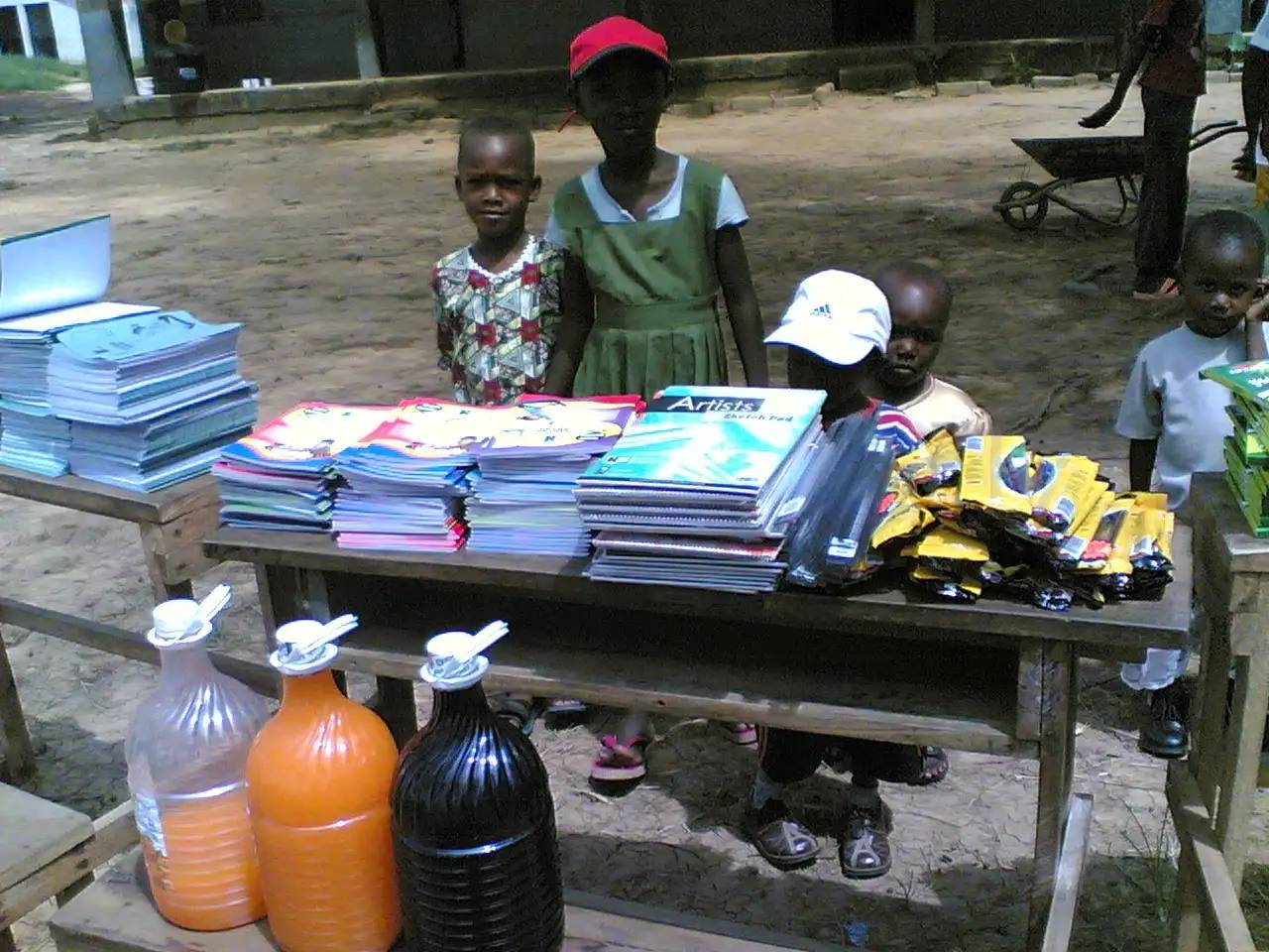 Satu Bianchi gestisce la distribuzione di materiale didattico in Kenya, dimostrando le sue capacità organizzative e di gestione dei progetti.