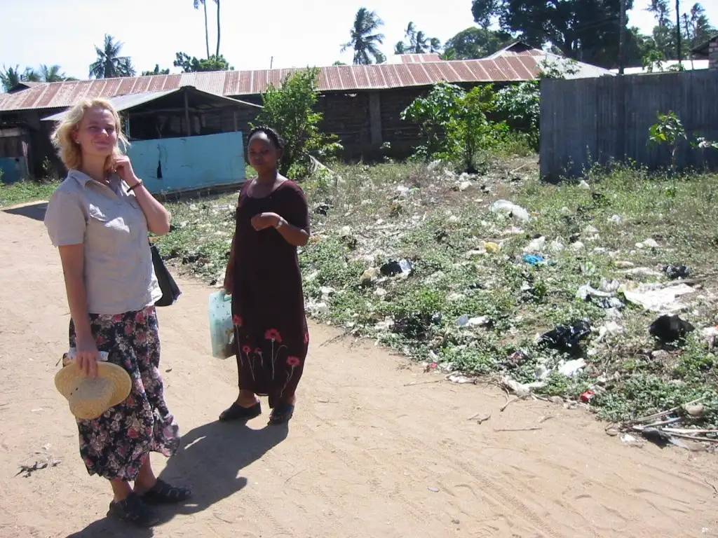 Satu Bianchi cammina serenamente in un villaggio in Kenya, a prova della sua completa adattabilità e del suo agio in ambienti complessi.