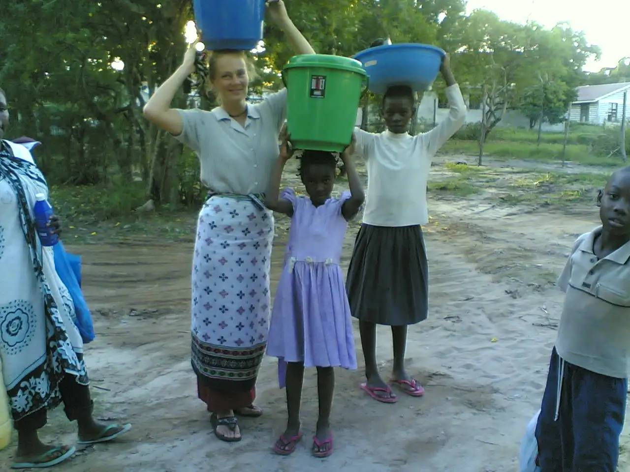 Satu Bianchi partecipa a una tipica attività quotidiana in Kenya, un simbolo della sua resilienza e della sua immersione totale nella cultura locale.