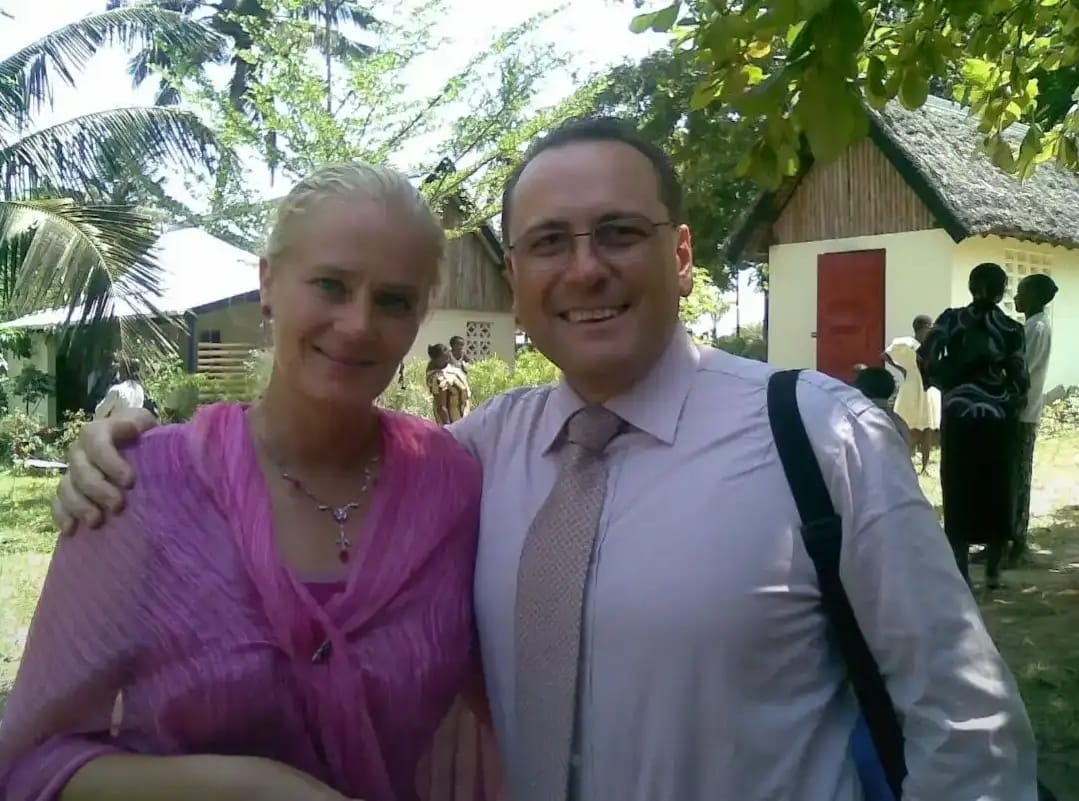 Satu Bianchi e suo marito Roberto in Kenya, un ritratto che testimonia un lungo sodalizio professionale e personale in contesti internazionali.
