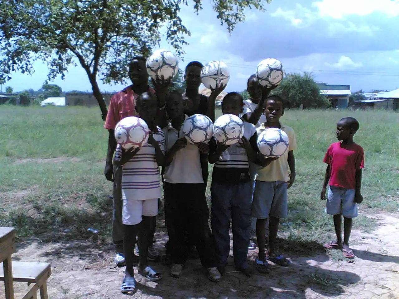 Satu Bianchi con un gruppo di ragazzi e nuovo materiale, un esempio delle sue capacità di gestire progetti e reperire risorse.