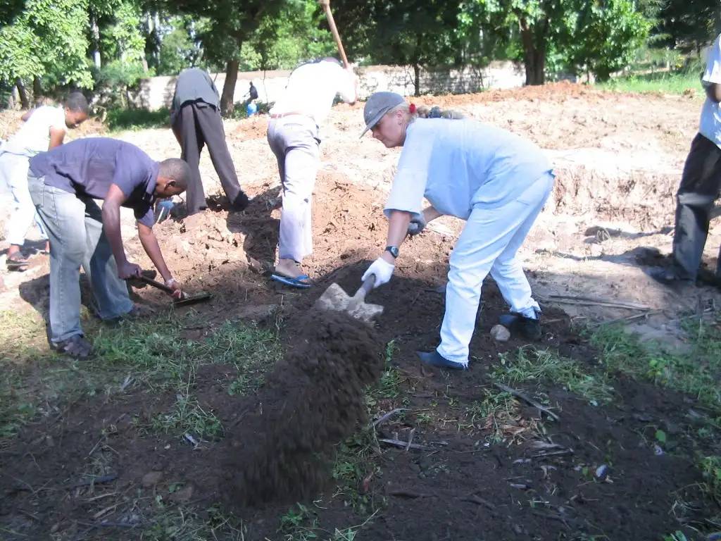 Satu Bianchi partecipa a un progetto di costruzione, mostrando la sua etica del lavoro e la sua capacità di collaborare per un obiettivo comune.