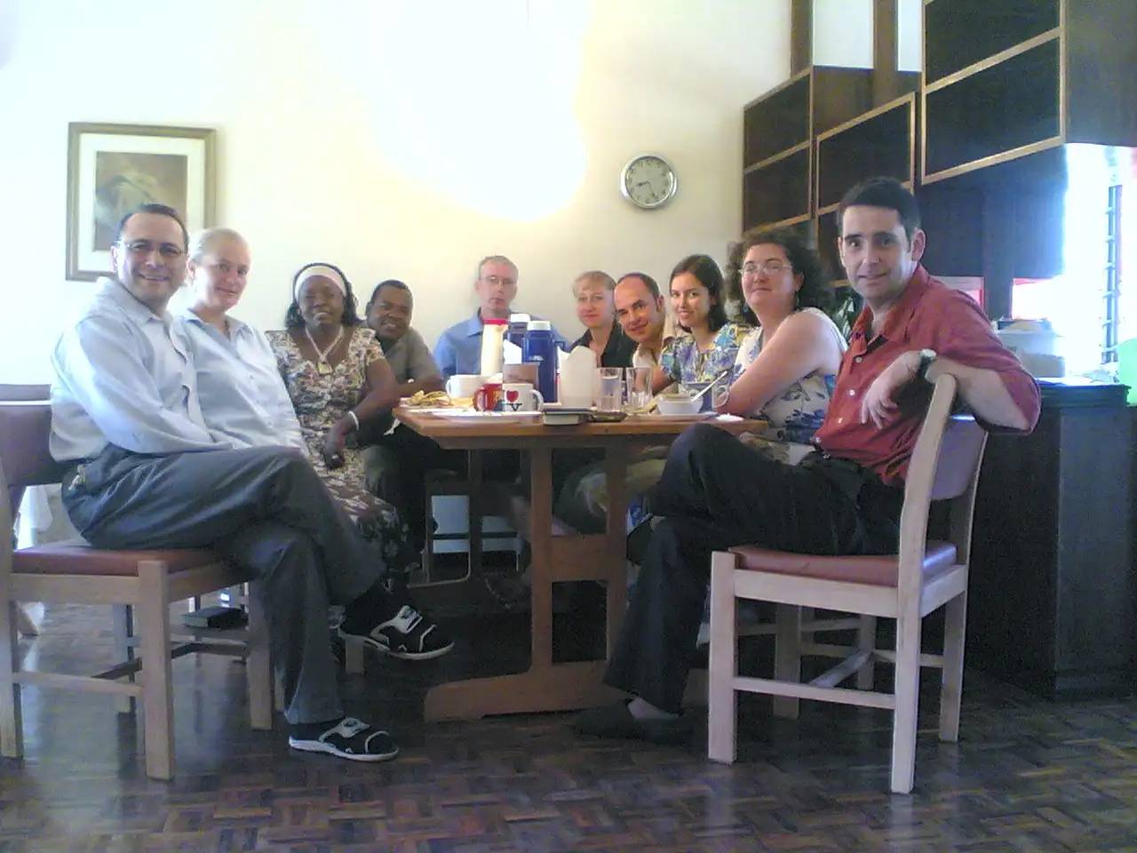 Satu Bianchi con il gruppo multiculturale durante il lockdown forzato in Kenya, un'immagine che esprime la sua resilienza e leadership in situazioni di crisi.