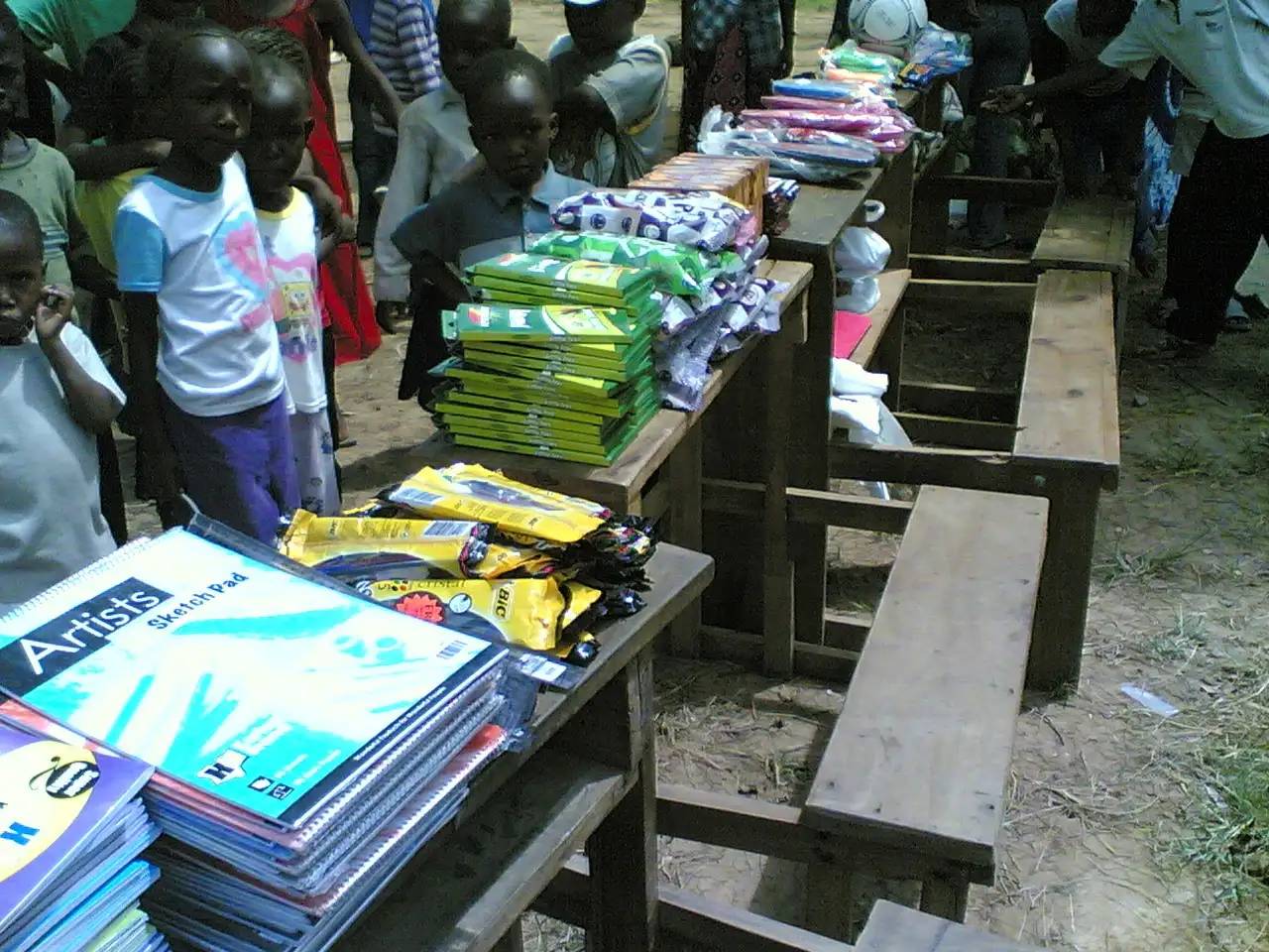 Materiale scolastico distribuito da Satu Bianchi in Kenya, a testimonianza della sua attenzione ai dettagli e delle sue competenze organizzative.