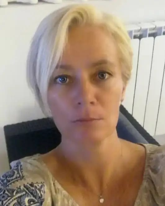 Ritratto attuale e diretto di Satu Bianchi, espressione di professionalità e prontezza per un nuovo capitolo lavorativo.