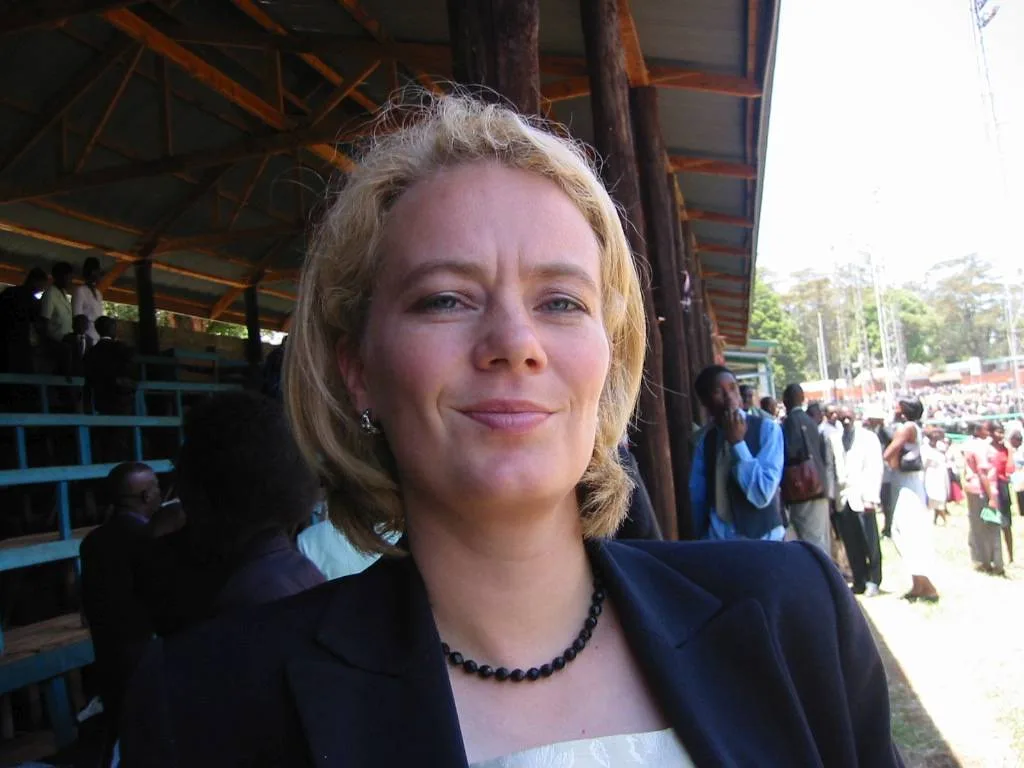 Ritratto professionale di Satu Bianchi a Nairobi nel 2003, a dimostrazione della sua serietà e adattabilità in contesti internazionali.