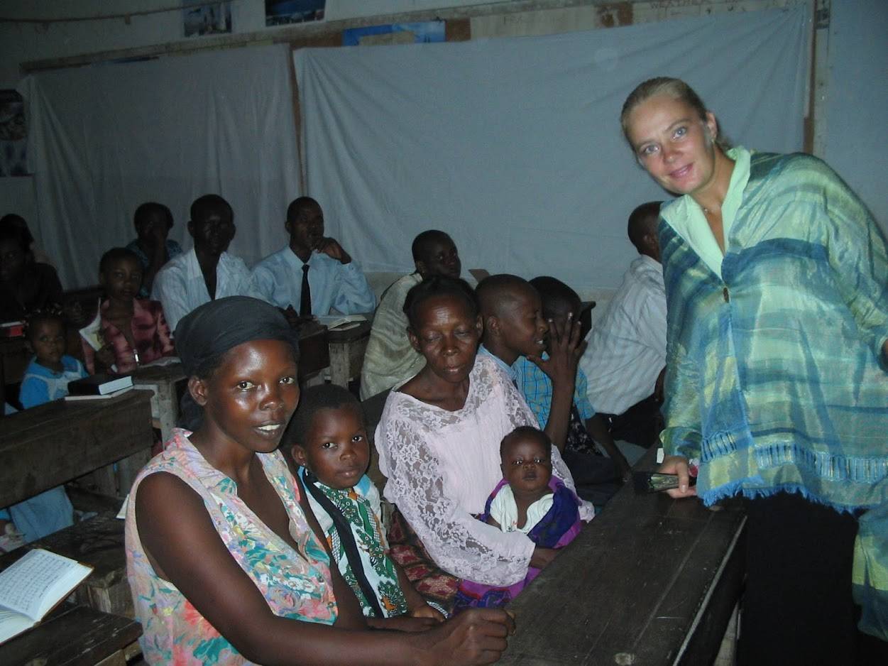 Satu Bianchi durante un incontro formativo in un villaggio del Kenya, esempio della sua capacità di gestione e insegnamento a gruppi multiculturali.