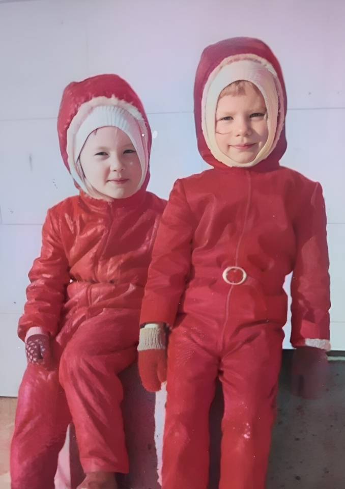 Satu Bianchi con le sue colleghe in un negozio in Finlandia nel 1990, evidenziando la sua precoce esperienza nel settore della vendita.