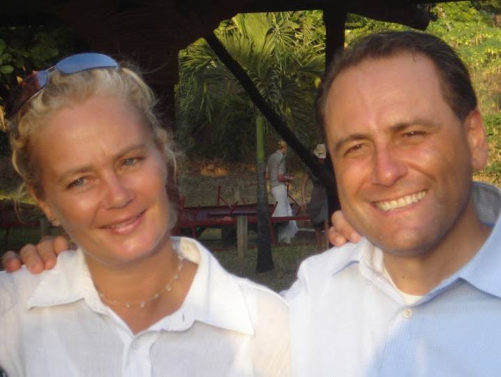 Satu Bianchi con suo marito in Kenya, una testimonianza della loro lunga esperienza nel gestire sfide in contesti internazionali.