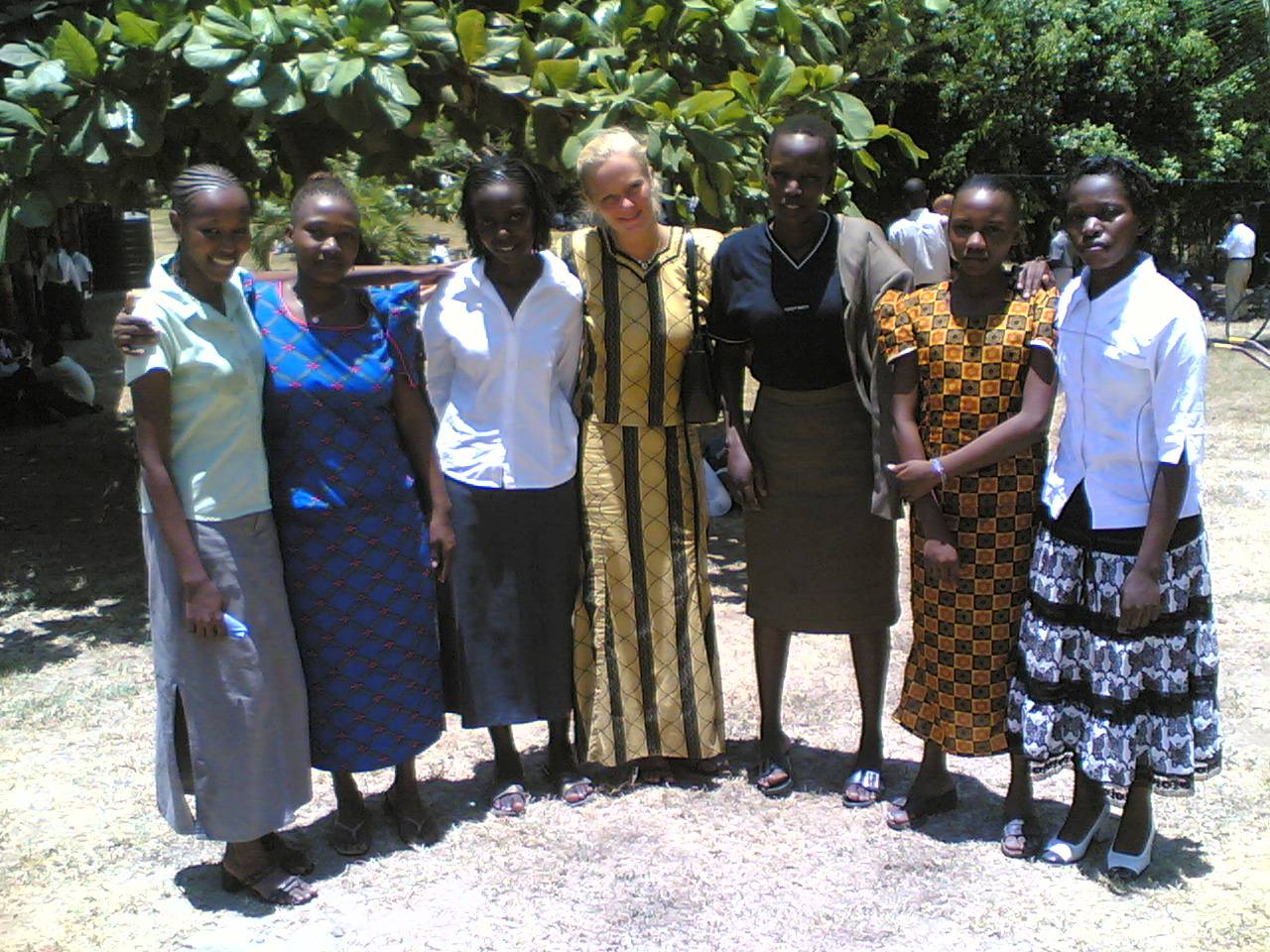 Satu Bianchi circondata da un gruppo di sue ex studentesse in Kenya, un esempio del legame duraturo e dell'impatto positivo del suo lavoro.