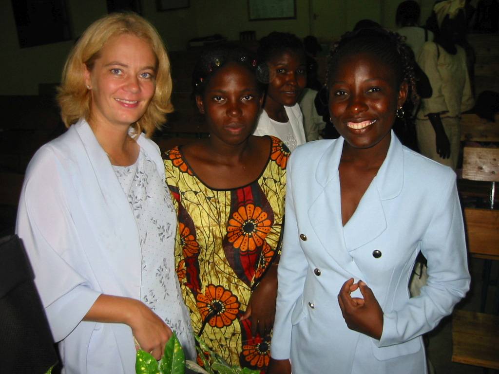 Satu Bianchi in Kenya con alcune delle donne che ha assistito, un esempio della sua esperienza nella comunicazione e nel supporto interculturale.