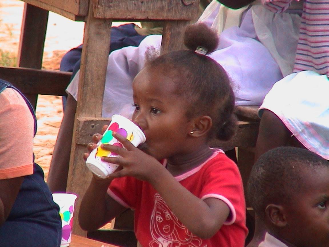 Un momento di vita quotidiana in Kenya, che mostra la profonda integrazione di Satu Bianchi nella comunità e la sua comprensione di contesti diversi.