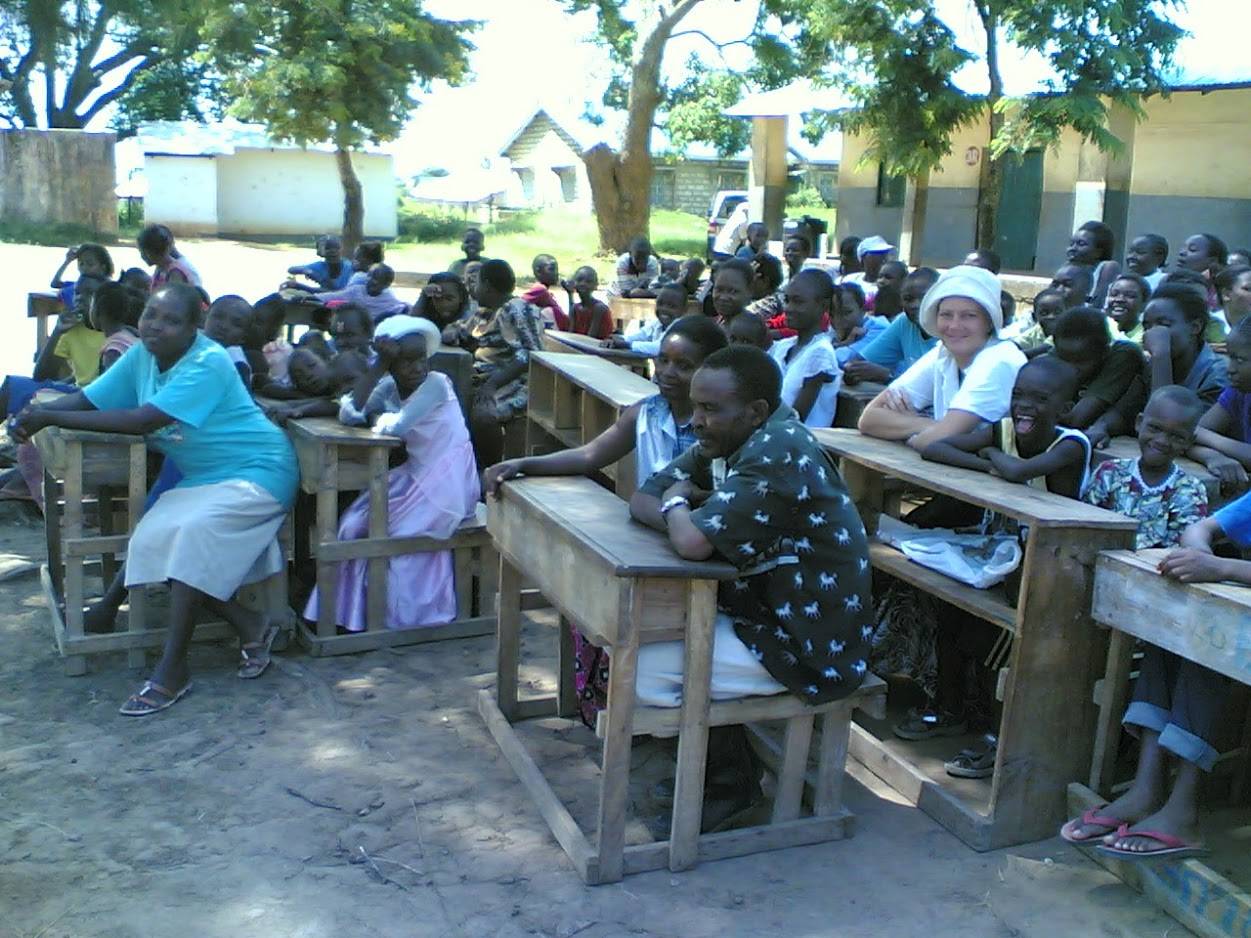 Satu Bianchi provvedendo aiuti in Kenya, a testimonianza della sua vasta esperienza nella formazione e gestione di gruppi.