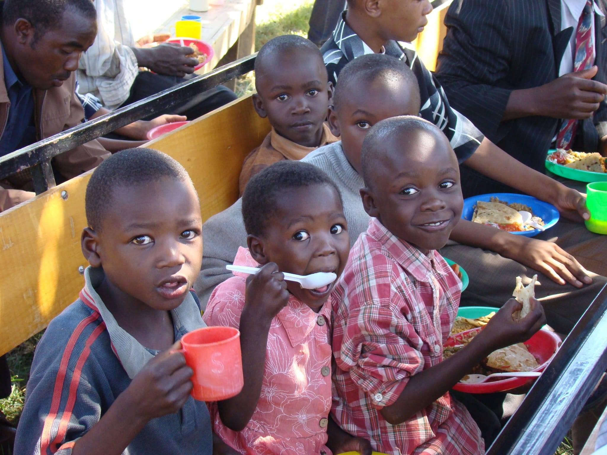 Satu Bianchi gestisce la distribuzione di aiuti in Kenya, un esempio pratico delle sue capacità organizzative e della sua calma sotto pressione.
