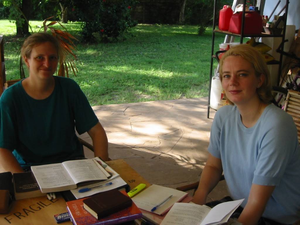 Satu Bianchi si dedica allo studio dello Swahili, dimostrando il suo impegno nell'imparare le lingue e integrarsi in nuove culture.