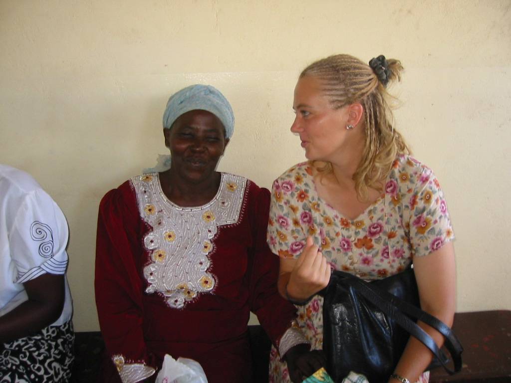 Satu Bianchi accanto a una donna a cui ha insegnato a leggere, prova concreta della sua pazienza, dedizione e capacità formativa.